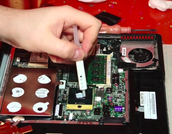 Чистка ноутбука от пыли и замена термопасты в Лотошино