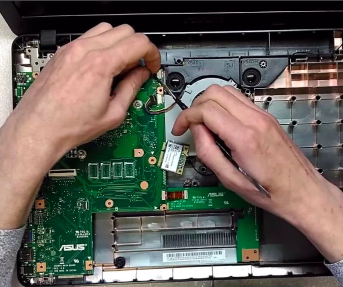 Замена материнской платы на ноутбуке в Лотошино